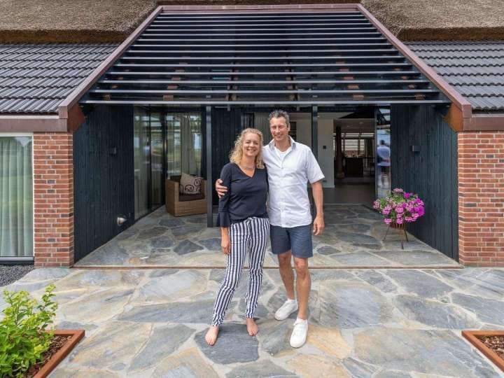 Pärchen vor einem Wohnhaus