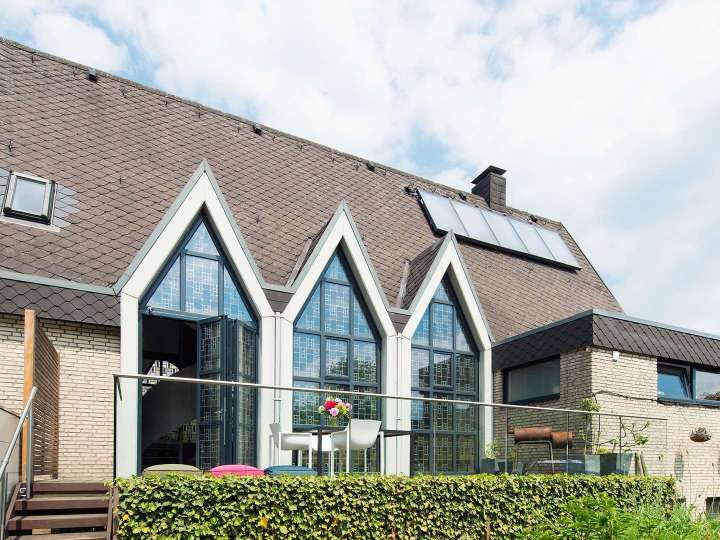 Gotteshaus mit hohen Glas-Fronten mit Glas-Faltwänden