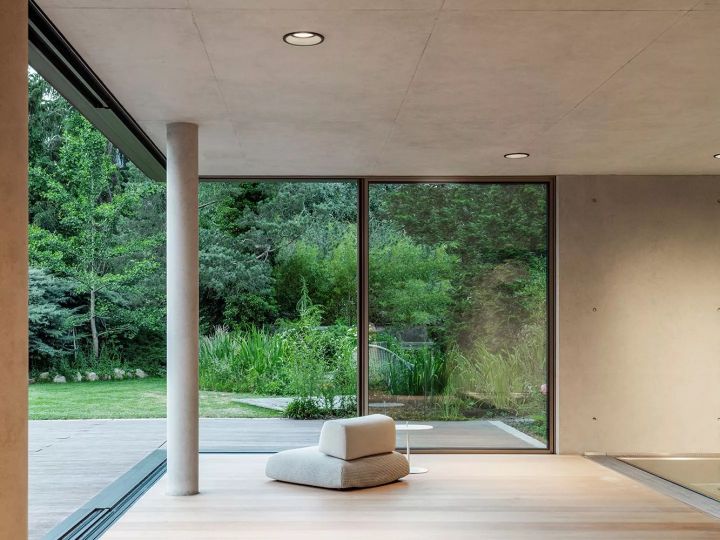 Mit ihrer bodentiefen Verglasung erschafft das cero Schiebefenster einen nahtlosen Übergang von Innenraum und Außenbereich, sogar über Eck.  Copyright: Solarlux GmbH