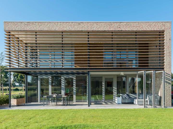 Modernes Wohnhaus mit Solarlux Glas-Faltwand SL45
