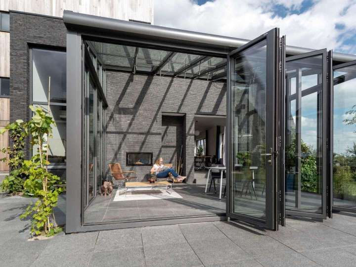 SDL Akzent Vision Wintertgarten mit geöffneter Glas-Faltwand