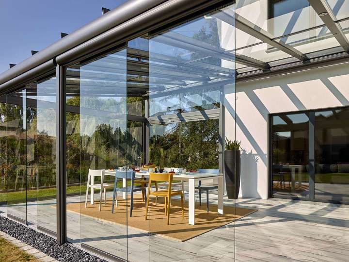 Nahansicht eines geöffneten Schiebesystems einen Glashauses auf einer Terrasse eines Wohnhauses