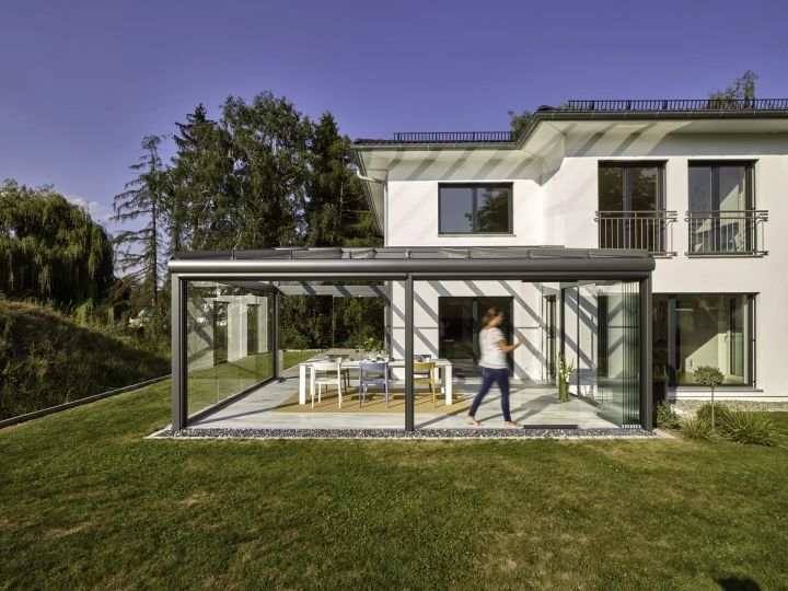 Clever über Eck gebaut bietet das neue Glashaus der Familie Schutz vor Wind und Wetter und dennoch nahtlose Ausblicke nach draußen.  Copyright: Solarlux GmbH