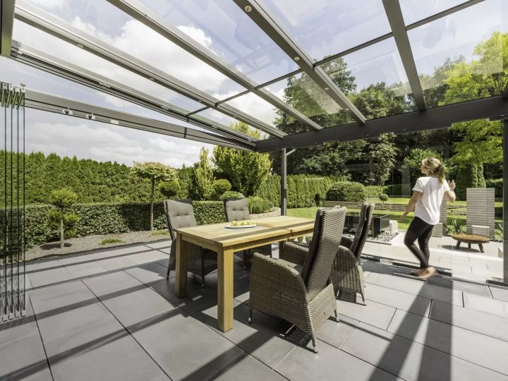 Die senkrechten Glas-Elemente vom Glashaus lassen sich im Handumdrehen an die Seite schieben und verwandeln die Terrasse in eine offene Wohlfühloase.  Bildnachweis: Solarlux GmbH