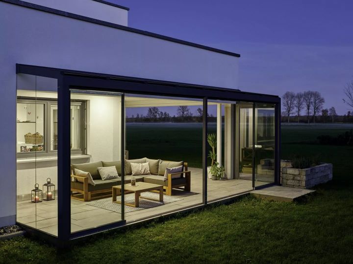 Der Glasanbau wird individuell an die Wünsche und örtliche Gegebenheiten angepasst. Hier verlängert das Glashaus den Hausüberstand und bietet einen Rundumschutz mit seitlichen Glaselementen.  Bildnachweis: Solarlux GmbH