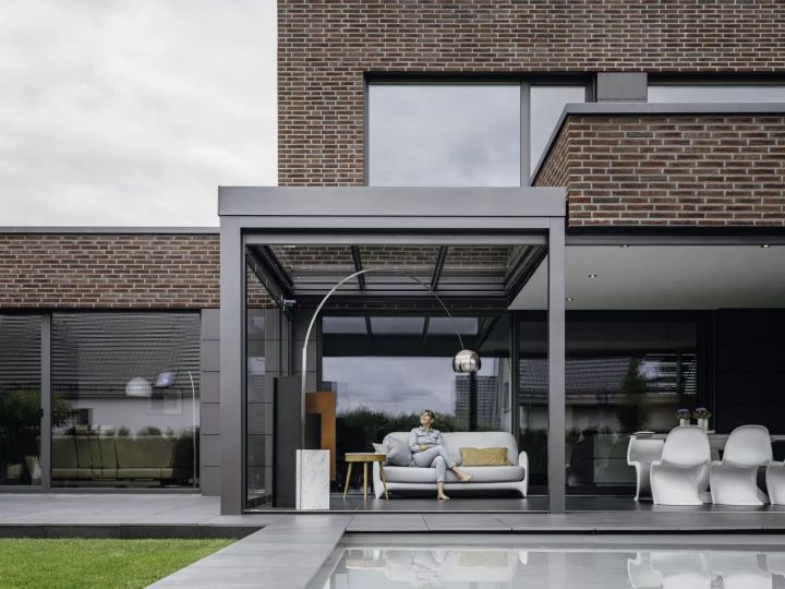 Mit einem Glashaus von Solarlux kann die Gartensaison schon im Frühjahr starten. Zusätzlich ist es ein optischer Hingucker für das Einfamilienhaus.  Bildnachweis: Malik Pahlmann für Solarlux GmbH