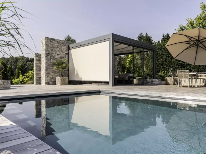 Sowohl Senkrecht- als auch Dachmarkisen sorgen bei Bedarf für ausreichend Sonnenschutz bei Glashäusern und Wintergärten.  Copyright: Solarlux GmbH