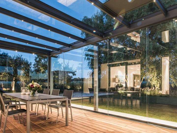 Innensicht eines Solarlux SDL Acubis Terrassendachs mit Esstisch