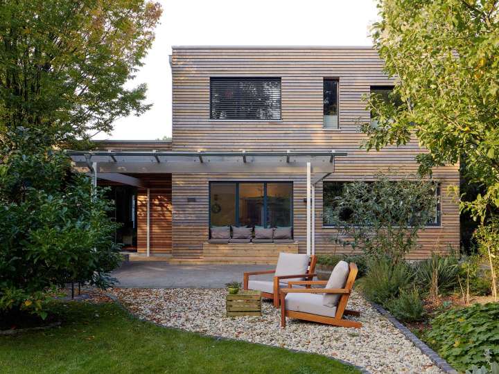SDL Aura Terrassendach an einem modernen Haus aus Holz