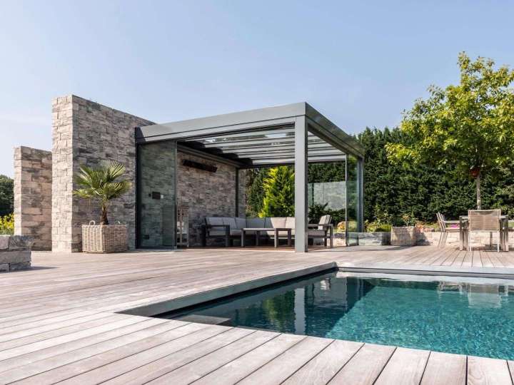 SDL Acubis Terrassendach neben einem Pool
