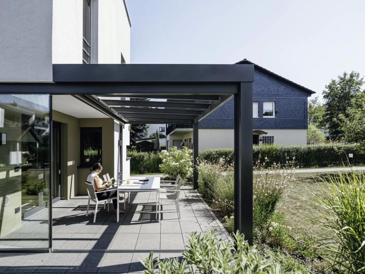 Die neue Terrassenüberdachung lädt dazu ein, gemütlich und vor allem windgeschützt den Garten zu genießen.