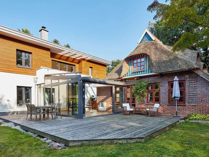 Wintergarten zwischen zwei Häusern mit großer Terrasse
