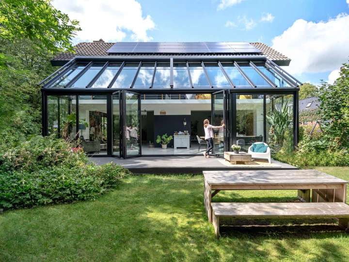 langer Wintergarten an einem Haus mit großen Garten im Grünen