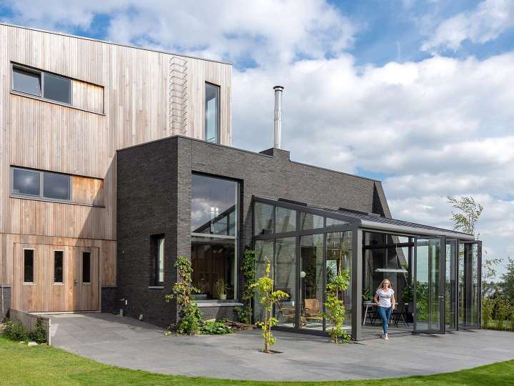 Wintergarten auf der Terrasse eine modernen Hauses mit großem Garten