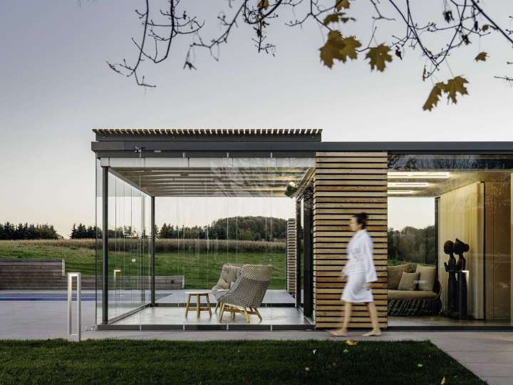 Das Spa-Haus ist dank der transparenten Solarlux Verglasungen mit der Natur verbunden und lädt sowohl im Herbst als auch im Winter zum Entspannen ein.  Bildnachweis: Malik Pahlmann / Solarlux GmbH