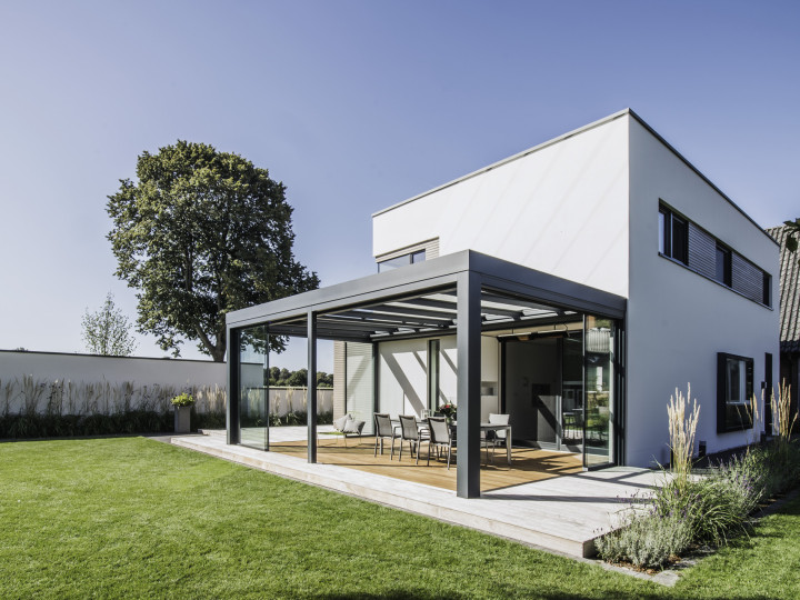 Ergänzt besonders die elegante geradlinige Architektur kubischer Häuser: Das Terrassendach SDL Acubis von Solarlux.   Bildnachweis: Malik Pahlmann / Solarlux GmbH