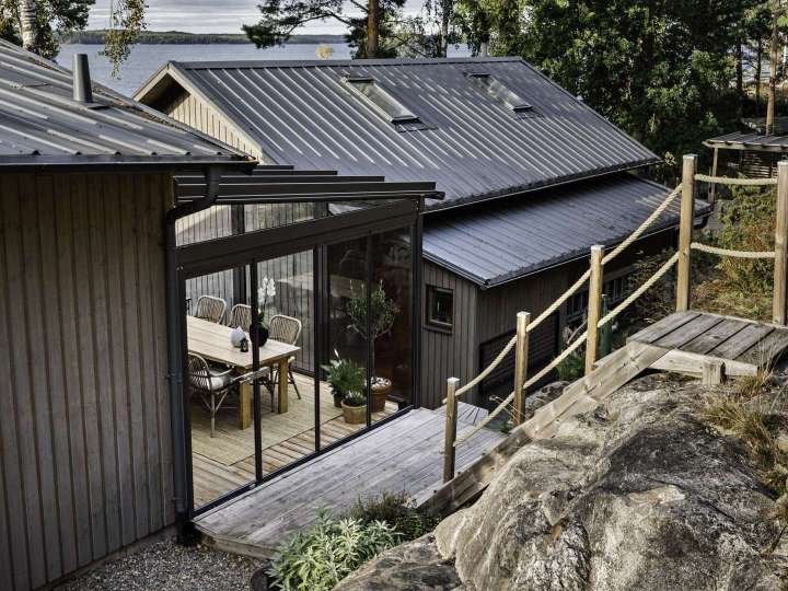 Das Glashaus von Solarlux passt perfekt zwischen Haupt- und Gästehaus und bietet einen fließenden Übergang von den Felsen zum Meer.   Bildnachweis: Mattias Hamrén für Solarlux GmbH