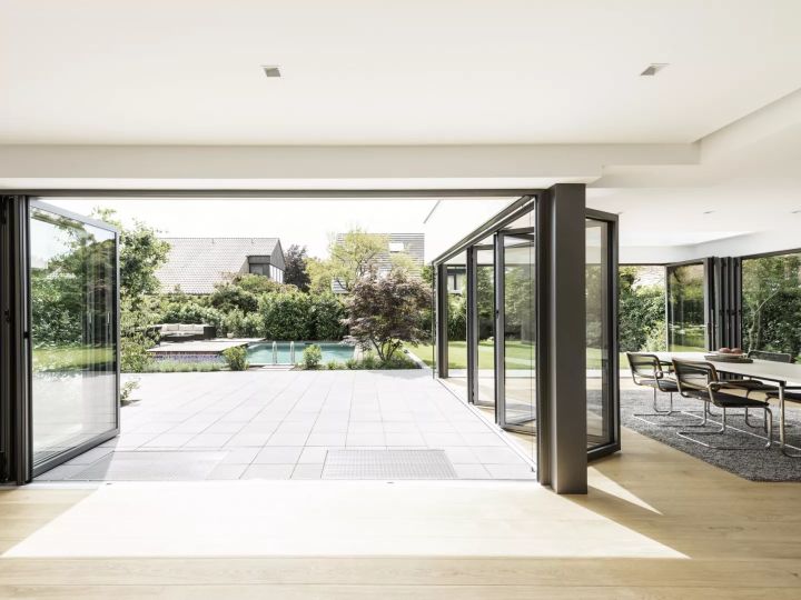 Vom Wohn-Ess-Bereich blickt die Familie direkt auf den Naturpool und fühlt sich bereits im Innenraum den Garten nahe.   Bildnachweis: Bettina Meckel für Solarlux GmbH