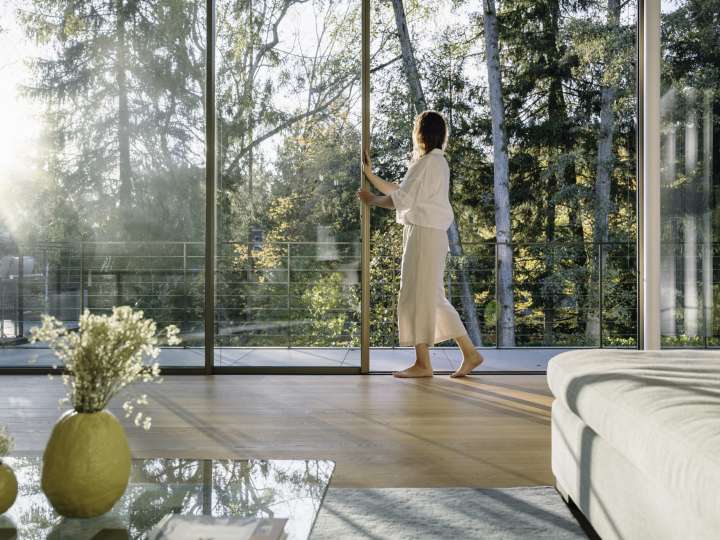 Das Maximal-Schiebefenster cero fängt die Natur und Sonnenwärme ein – für ein unbeschreibliches Wohngefühl und eine gute Energiebilanz.  Bildnachweis: Malik Pahlmann für Solarlux GmbH