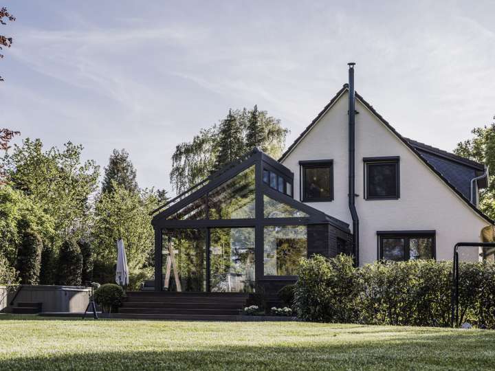 Der neue Wintergarten verschafft mehr Licht und Raum. Er wertet das 60er Jahre Haus deutlich auf.  Bildnachweis: Malik Pahlmann für Solarlux GmbH