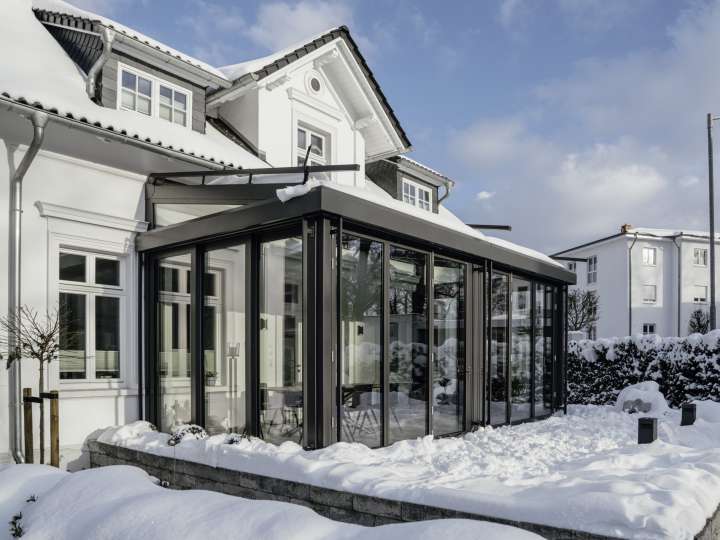 Winter Wonderland: Der Wintergarten bleibt auch bei Schnee und Kälte wohlig warm und lädt zum Verweilen ein.    Bildnachweis: Bettina Meckel für Solarlux GmbH