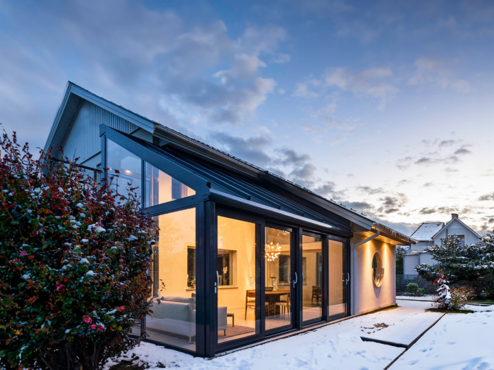 In der blauen Stunde entfaltet der gläserne Anbau seine ganze Eleganz – Licht, Architektur und Natur im perfekten Zusammenspiel.  Bildnachweis: Mattias Hamrén für Solarlux GmbH